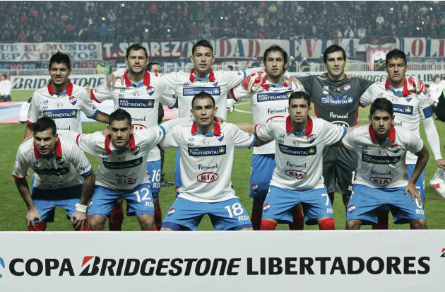 Los jugadores de Nacional de Paraguay plantean antes de jugar de Argentina San Lorenzo en la Copa Libertadores de vuelta partido de fútbol final en Buenos Aires