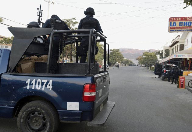 Una patrulla de la Policía Federal vigila el 11 de enero de 2015 la localidad mexicana de Apatzingan (AFP | Alfredo Estrella)
