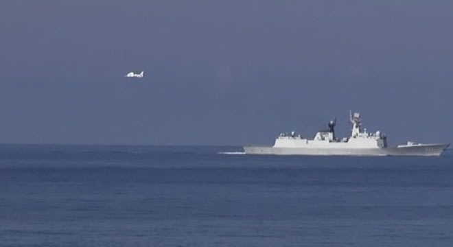Cận cảnh tàu và trực thăng Trung Quốc xâm phạm biển Việt Nam - Ảnh: Sơn Bách/Vietnam+