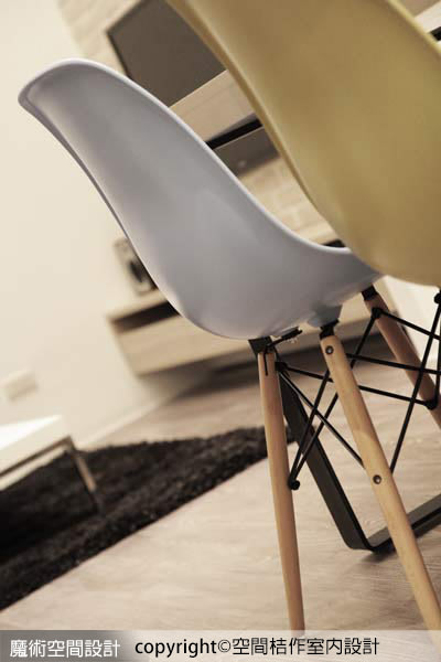 家具-黃色和藍色的單椅，成為空間活潑鮮豔的色調跳色，用時尚的家具線條造型，妝點居家。
