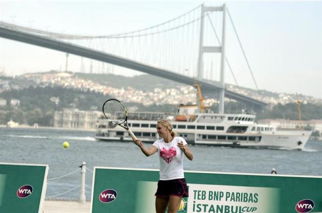 ERD04. Istanbul (Turkey), 12/07/2014.- Caroline Wozniacki of Denmark returns to Ipek Soylu of Turkey during a promotional match for the WTA Istanbul Cup tennis tournament in Istanbul, Turkey, 12 July 