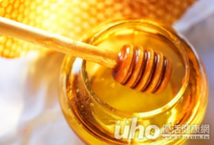 蜂蜜的珍貴，我們的老祖宗早就知道。「本草綱目」指出蜂蜜有清熱、解毒、潤腸、通便、止痛，能調和百藥，與甘草有同樣的功效。中東以及歐洲各地，更視蜂蜜為「上帝賜給人類的禮物」。