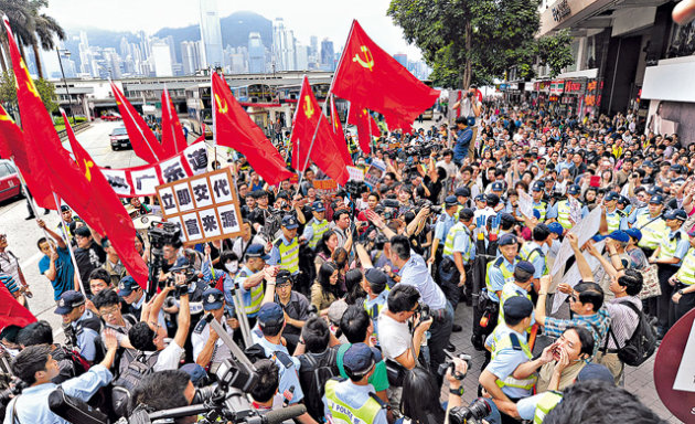 有團體昨午沿廣東道遊行，呼籲內地旅客購買國貨，部分人一度與內地旅客互相指罵。（曾耀輝攝）