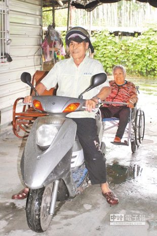 情比金堅阿嬤3年前雙腳開刀以輪椅代步（上圖），陳勝貴親手打造「愛的聯結車」（右圖），載送阿嬤往返醫院，用心呵護，感動無數人。（楊漢聲攝）