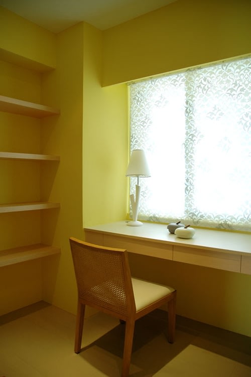一體成型的桌子書架，美觀又節省空間。