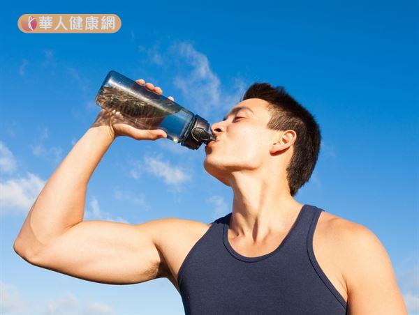 你都是口渴了才喝水嗎？而為什麼運動完要喝運動飲料呢？今天告訴你平時、運動時該如何補充水分？
