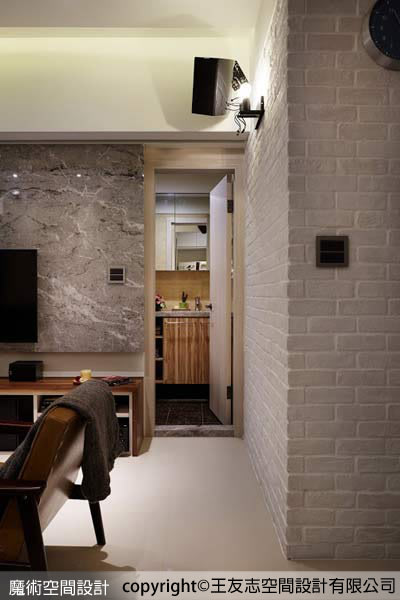 衛浴間設置在客廳主牆旁，出人意表的規劃反而帶來別出心裁的驚喜感受。