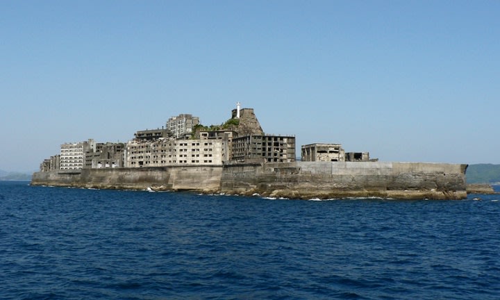 Hashima-la-isla-japonesa-que-quedo-abandonada-por-culpa-del-petroleo-Wikimedia-commons.jpg