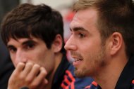 Javi Martínez (e) e Philipp Lham, do Bayern de Munique, participam de uma entrevista coletiva em Madri
