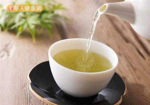 中醫師建議，飯後半小時喝綠茶，可消脂抑制肥胖。