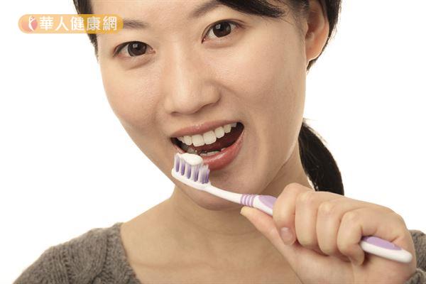 徹底清潔牙齒、定期洗牙都能預防牙周病，也別忘了每半年做一次例行檢查，保護牙齒健康。