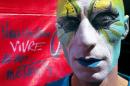 Un artiste maquillé participe à une manifestation en faveur des intermittents du spectacle, le 20 juin 2014, à Marseille