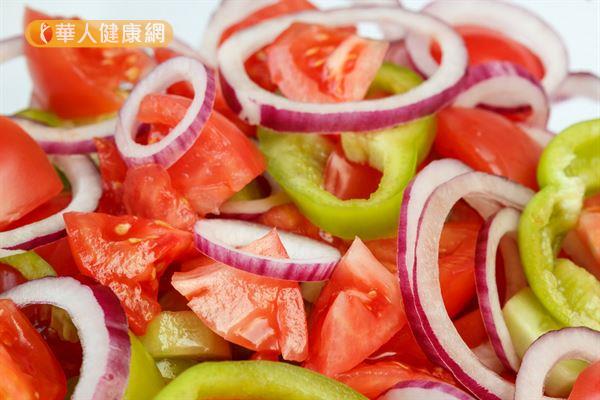 紫色洋蔥可以搭配小番茄、美生菜、雞胸肉做成沙拉，清爽又健康。