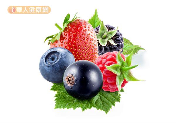 適度補充藍莓、火龍果、黑醋栗、甜菜根等富含花青素的紫紅色食物，發揮其具有的抗發炎、抗氧化、減少自由基傷害作用，就是幫助緩解因眼瞼發炎導致針眼的好選擇。