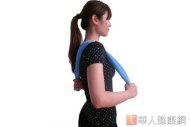 在居家自主性運動中，毛巾操復健可緩解五十肩疼痛症狀。（攝影／張世傑）