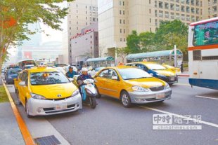 台北市跨年夜計程車若未依規定收費，民眾可記下車牌向北市公運處或撥打1999檢舉，最高開罰9萬元。（張立勳攝）