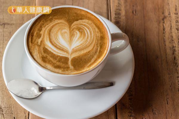 咖啡因有利尿作用，可以增加排尿量，將多餘的鈉離子排出體外。