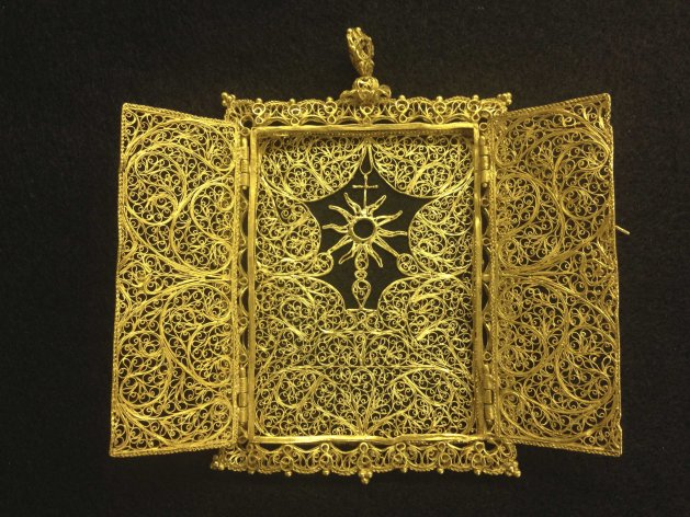 A high karat gold Pyx which was believed to have been hand crafted in the late 1600's - early 1700's for transporting a Eucharist (communion wafer) is seen in an undated handout photo from 1715 Fleet-Queen's Jewels. A Florida family of treasure hunters on Tuesday will display their latest finding from a 300-year-old shipwreck: the missing piece of an ornate gold holder used by clergy to hold the Eucharist for visits to the sick or infirm. REUTERS/1715 Fleet-Queen's Jewels, LLC/Handout (UNITED STATES - Tags: SOCIETY) ATTENTION EDITORS - THIS IMAGE HAS BEEN SUPPLIED BY A THIRD PARTY. IT IS DISTRIBUTED, EXACTLY AS RECEIVED BY REUTERS, AS A SERVICE TO CLIENTS. NO SALES. NO ARCHIVES. FOR EDITORIAL USE ONLY. NOT FOR SALE FOR MARKETING OR ADVERTISING CAMPAIGNS