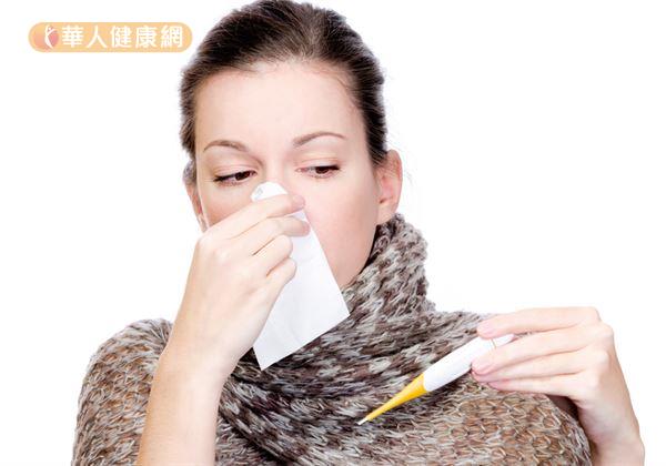 「流行性感冒」在臨床症狀則明顯較為嚴重，除了上呼吸道症狀外，同時還會伴隨3～4天高燒、頭痛、明顯肌肉關節痠痛及全身倦怠與虛弱等不適反應。