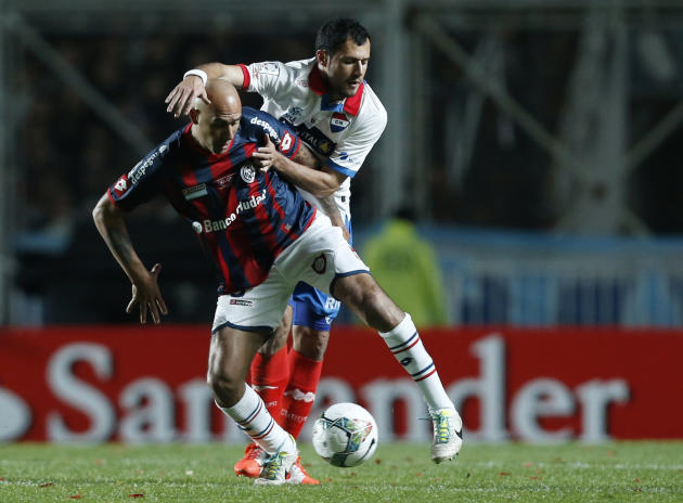 Mercier de la Argentina San Lorenzo es desafiado por Bareiro de Paraguay de Nacional durante la Copa Libertadores segunda etapa partido de fútbol final en Buenos Aires