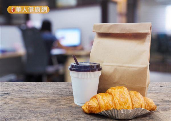 很多上班族感時間，早餐常常隨便買一些含糖量高的麵包和奶茶打發，可能越吃越沒精神。
