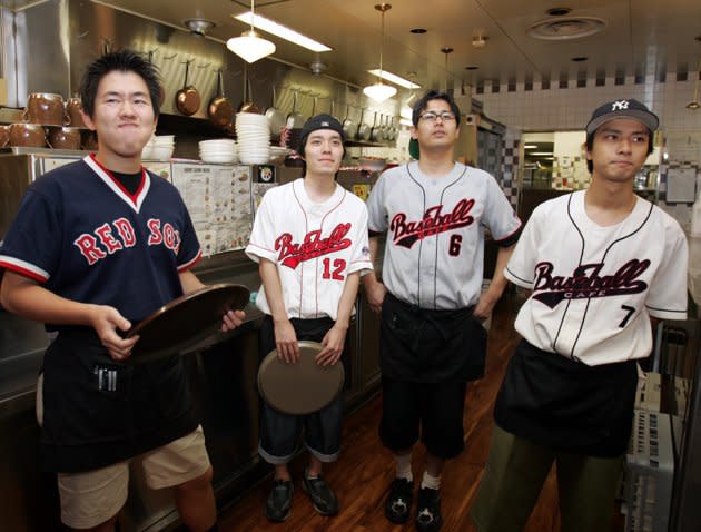 Les employés d'un restaurant qui a pour thème le base-ball, à Tokyo, sont souvent perturbés dans leur travail lors de la retransmission des matchs de l'équipe des Mariners de Seattle. REUTERS 