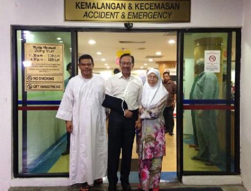 Anwar suffers minor injury in car accident, Wan Azizah unhurt