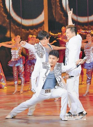 吳奇隆（左起）６年前和陳志朋、蘇有朋在央視春晚演出。（資料照片）