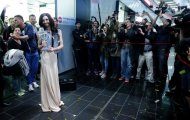 Conchita Wurst posa para los fotógrafos con el trofeo de ganadora de Eurovisión 2014, este domingo 11 de mayo a su llegada al aeropuerto de Viena