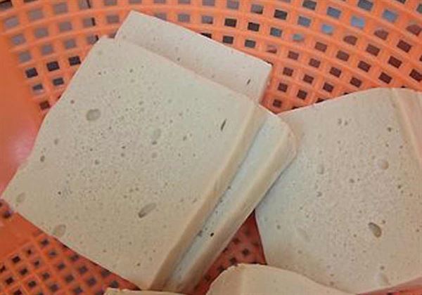 傳統的百頁豆腐由豆皮一層層壓製出來，又名「千張」。但因製作過程繁複，現在市售的主要是人工萃取的大豆分離蛋白製成。（圖片／取材自維基百科）