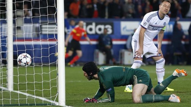 2014Chelsea goalkeeper Petr Cech fails to catch the ball as Paris St Germain's Ezequiel Lavezzi (unseen) scored the first goal for the team during their Champions League quarter-final first leg