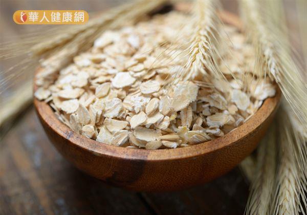 糙米、燕麥、小麥胚芽、紫米，以及馬鈴薯、地瓜等就是常見的全穀根莖類食材。