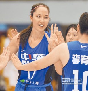 瓊斯盃女籃賽，中華藍以70比50擊敗紐西蘭，賽後包喜樂與隊友相互擊掌慶賀。