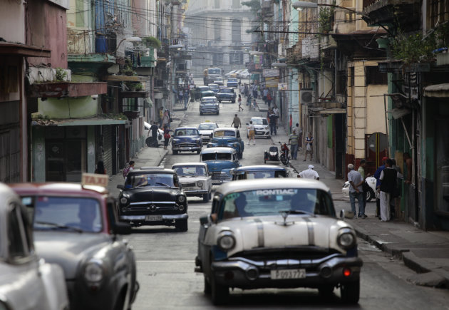 Autos clásicos aún recorren las calles de La Habana medio siglo después de su fabricación. (AP)