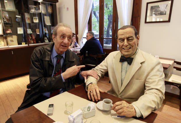 "Un café avec Peron" ? Dans ce restaurant de Buenos Aires en Argentine, vous pourrez prendre un café à côté de la statue de l'ancien président argentin Juan Peron. REUTERS/Marcos Brindic