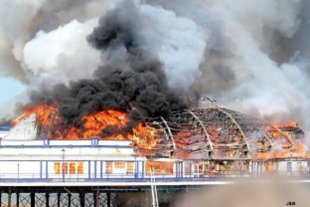 義本碼頭大火中，著名拱廊建築付之一炬，當時港邊遊憩民眾立即拍下濃煙烈焰時的照片。（photo by Brian &amp; Jeff on Flicker - used under Creative Commons license）