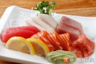 生魚片等性味寒涼的食物會造成子宮氣血循環變差，增加子宮肌瘤增生和變大的機會。