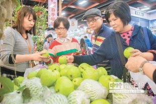 高市農業局在台北國際春季旅展販售便宜、新鮮的燕巢芭樂，吸引不少逛旅展的民眾搶購。（林宏聰攝）