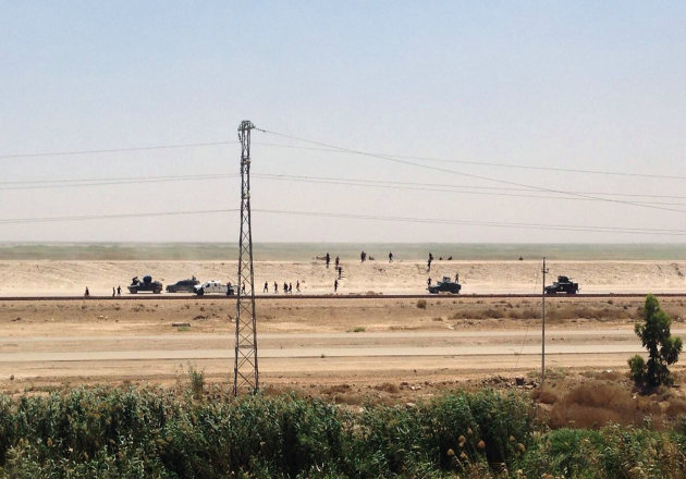 Las fuerzas de segurida iraquíes se retiran de Ramadi el 17 de mayo del 2015 ante el avance del grupo extremista Estado Islámico. (AP Foto)