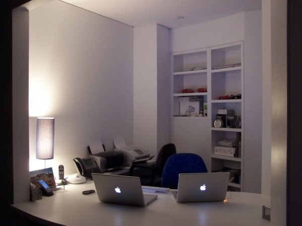 辦公室若格局不方正，也能用利用燈光與室內布置來化解。 圖片來源：Jono Haysom@Flickr http://goo.gl/Zj25J6