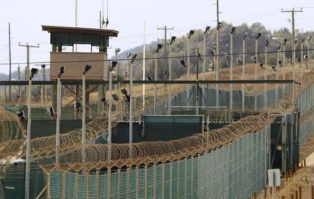 Cuatro ciudadanos afganos que estuvieron presos por más de una década en el centro de detención militar de la Bahía de Guantánamo en Cuba fueron enviados a su país, dijo el sábado el Pentágono, en la más reciente medida dentro de los intentos del Gobierno de Barack Obama por cerrar la instalación estadounidense. En la imagen, el 'Camp Delta' de la prisión de Guantánamo, en una fotografía de archivo tomada el 11 de marzo de 2011. REUTERS/Bob Strong