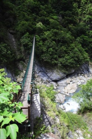 太魯閣國家公園內有許多經過峽谷的吊橋，有的高達幾百公尺高。（圖片來源／花蓮觀光資訊網 ）