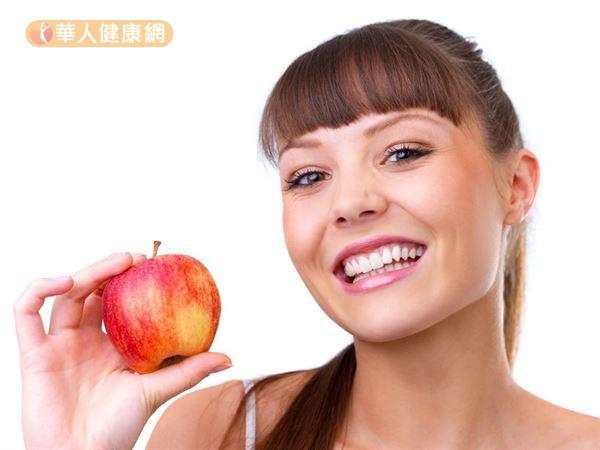 蘋果含有豐富的鉀和纖維，適度補充可促進腸道蠕動，也能幫助身體排出多餘的鈉，幫助瘦身和消水腫。