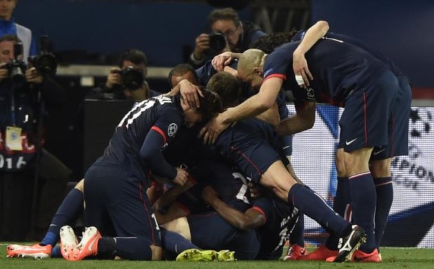 Jogadores do PSG comemoram um dos gols contra o Chelsea, no estádio Parc-des-Princes, em Paris