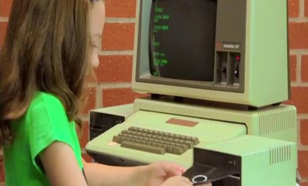 Τα παιδιά του σήμερα, μπροστά σε έναν υπολογιστή του '70 - Η απόλυτα ξεκαρδιστική συνάντηση (Βίντεο)