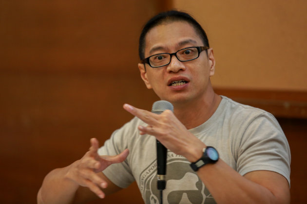 University of Malaya (UM) law lecturer Assoc Prof Dr Azmi Sharom will be charged under Section 4(1)(b) of the Sedition Act 1948 at the Kuala Lumpur Sessions Court tomorrow, for a remark he made in an article on news portal Malay Mail Online. — Picture by Siow Feng Saw