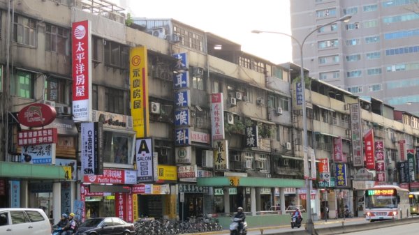 去年受房地合一稅政策不明影響交易，雙北市驚傳倒店潮。