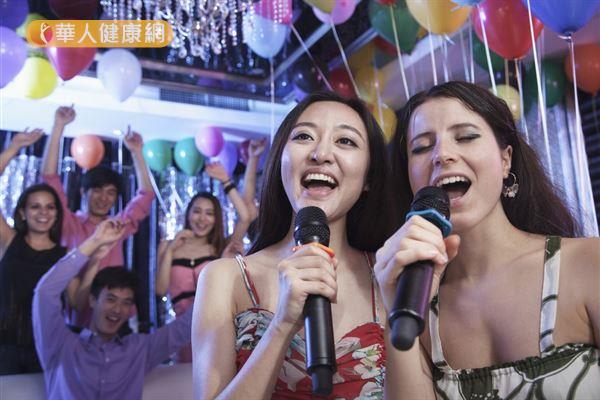 國內研究發現，聆聽和歌唱可以產生催產素以減低焦慮與恐懼。