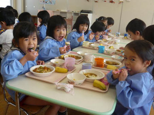 Sửng sốt bữa cơm bán trú của trẻ Nhật