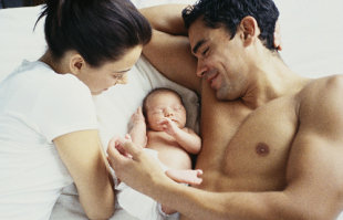 Vợ mới sinh 2 tuần có thể quan hệ được không Couple-lying-in-bed-with-013-1570-1404696877-20140707-023014-716
